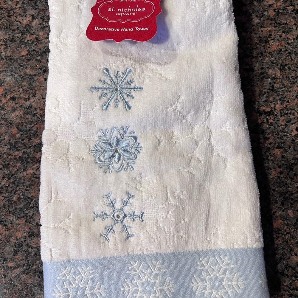 2/$15 NEW! hand towel and candle warmer set - Picture 3 of 4